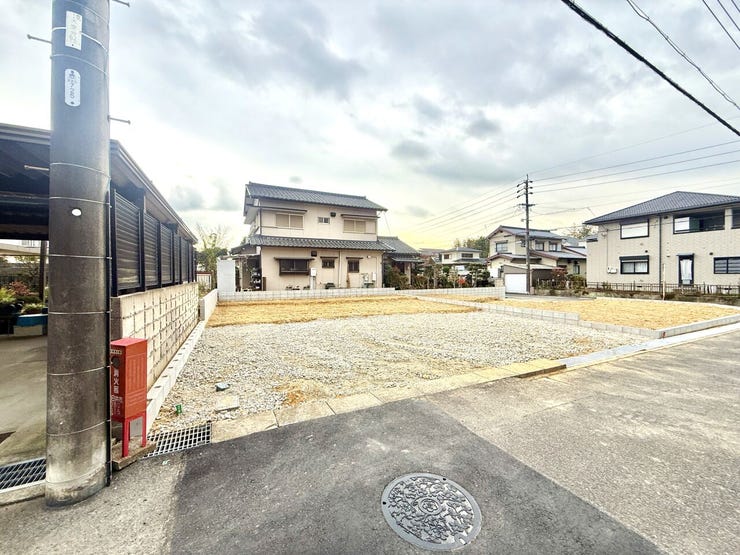 ◇外観写真◇
2号棟は、主要採光南向きにつき陽当り良好です♪17帖リビングダイニング横には4.5帖の洋室がございます♪また、2階洋室には3部屋ウォークインクローゼットを採用♪収納も充実しています♪