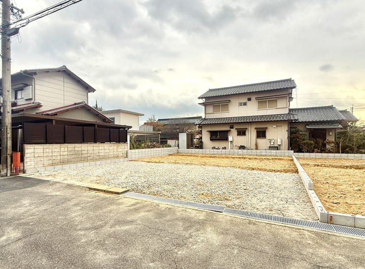 ◇外観写真◇
4LDKとゆとりある間取りです♪ご家族の成長に合わせて
お部屋をお使い頂けます♪駐車場はうれしい並列3台分です(車種による)♪また、南側に庭付きです♪