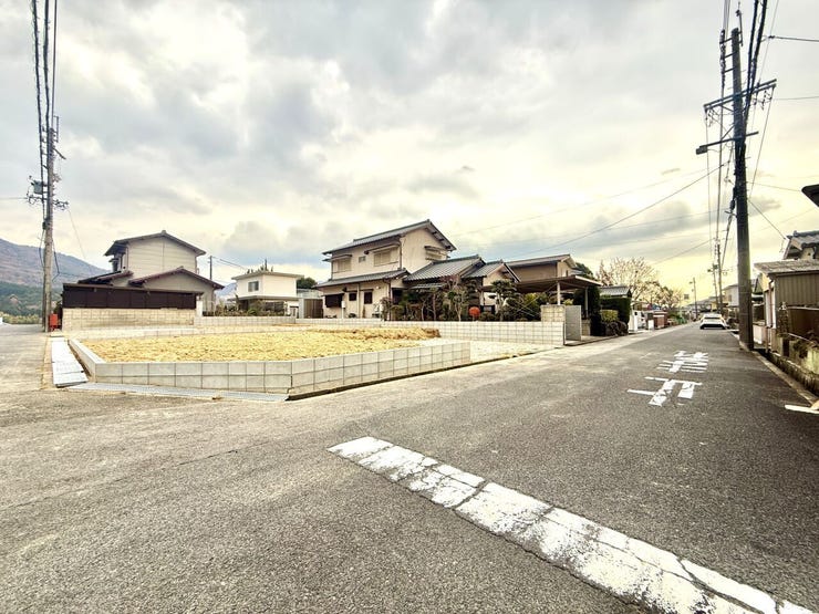 ◇前面道路◇
道路幅はゆとりある6m。交通量は多くなく、間口も広く作られているので楽に駐車できます。駅や線路が近すぎることもないので、電車の騒音や踏切の音なども気にすることなく生活して頂けます。