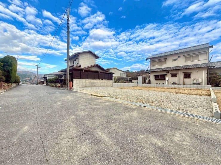 ◇前面道路◇
最寄り駅までは少し距離がありますが、ウォーキング効果が期待できそうです。出来上がるお家のLDKは17帖。家族が集まって食事をしたり、くつろいだりするのに十分な広さです。