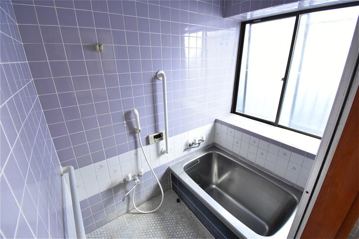 明るい雰囲気でより快適なバスタイム♪窓付きで換気もOK