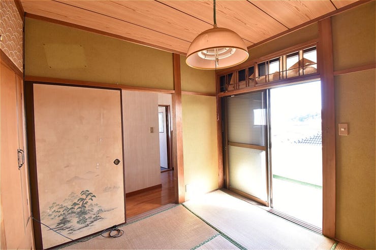 南面バルコニーに面した2階の和室。明るく開放感あふれる空間です
