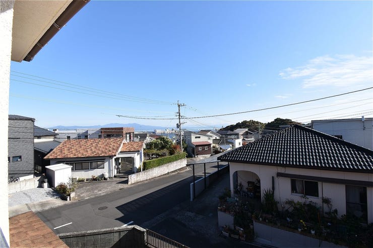 バルコニーからの眺望。家並みの向こうに海を望めます