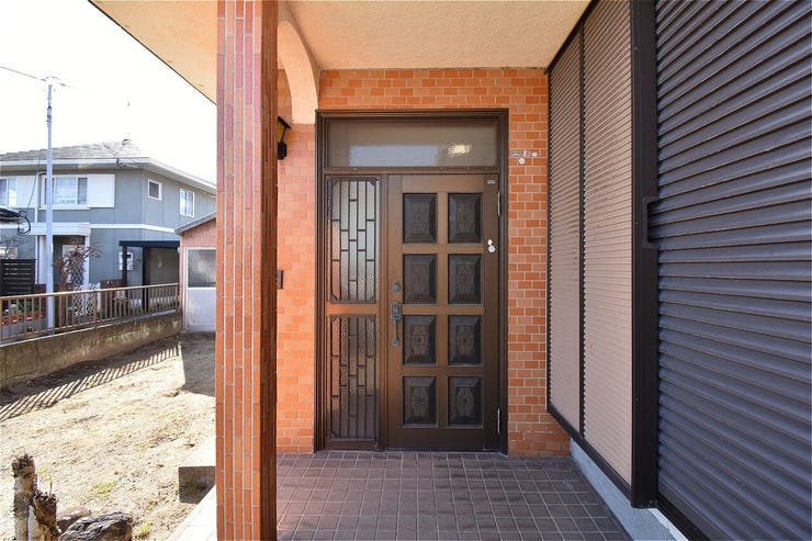 オープン明るい落ち着いた雰囲気のエントランス。