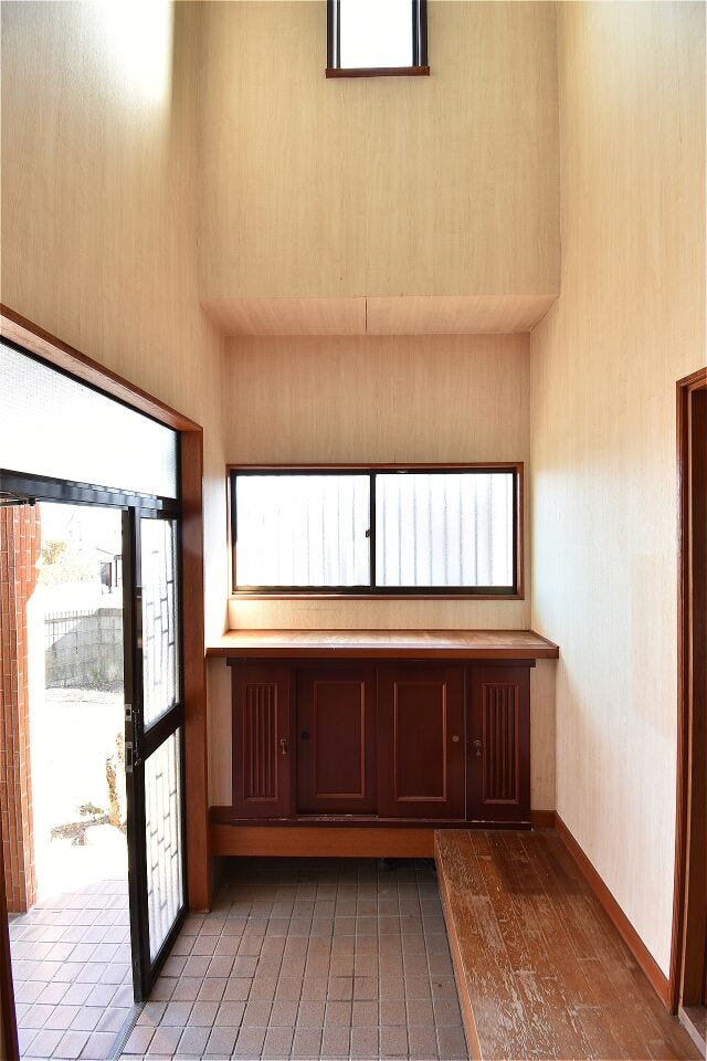 明るい吹抜けの玄関が上質空間を演出します