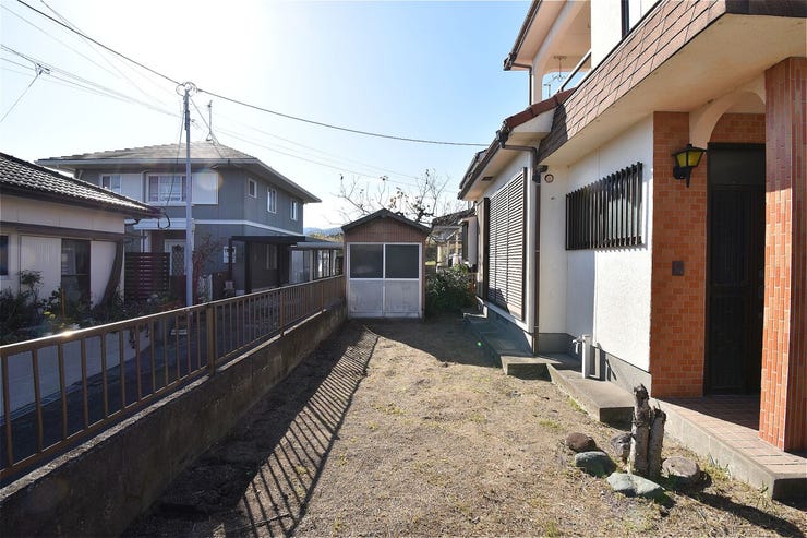 お庭はお子様の遊び場やガーデニング、洗濯物干し等、多用途にお使いいただけます