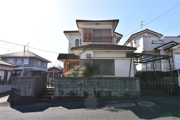 駐車場は現況1台分ですが、お庭部分に拡張工事するこによって2台分確保可能です