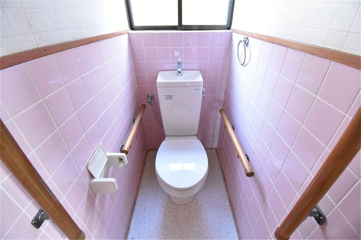 自然光が差し込む小窓付きで、明るい空間です