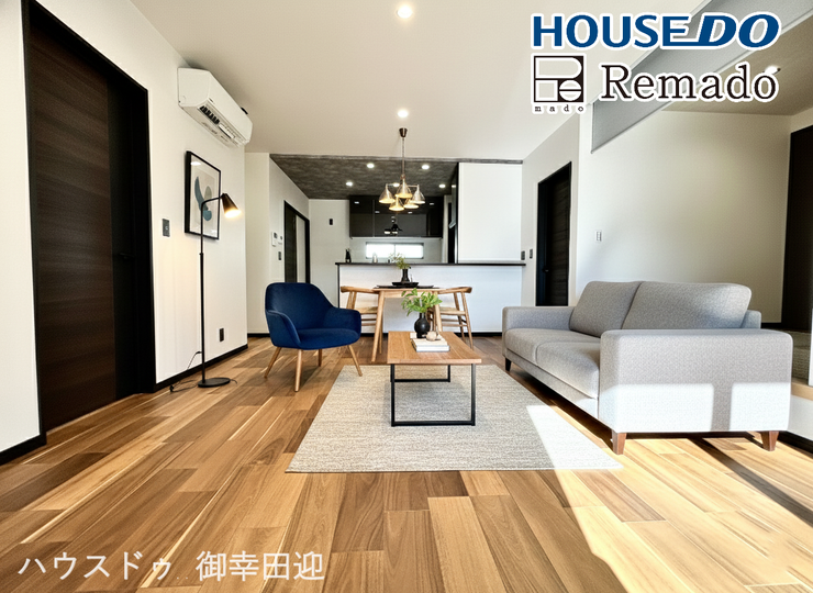 【リビング】
■□■家族の笑顔が集う、安らぎとくつろぎの中心地■□■お気に入りの家具を迎え、窓からは心地の良い光が差し込みます。※CGで家具を配置しています