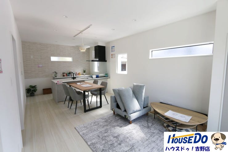 16帖のリビングはとても開放的で家族だんらんの場に最適です。