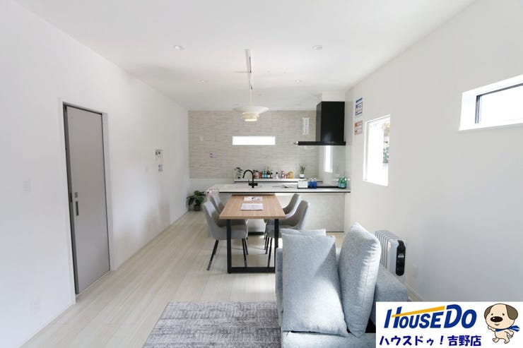 16帖のリビングはとても開放的で家族だんらんの場に最適です。