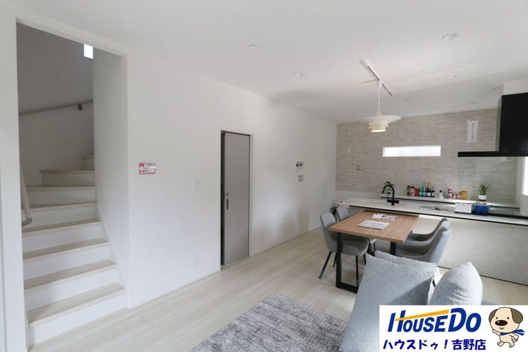 16帖のリビングはとても開放的で家族だんらんの場に最適です。