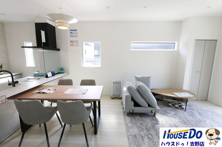 16帖のリビングはとても開放的で家族だんらんの場に最適です。