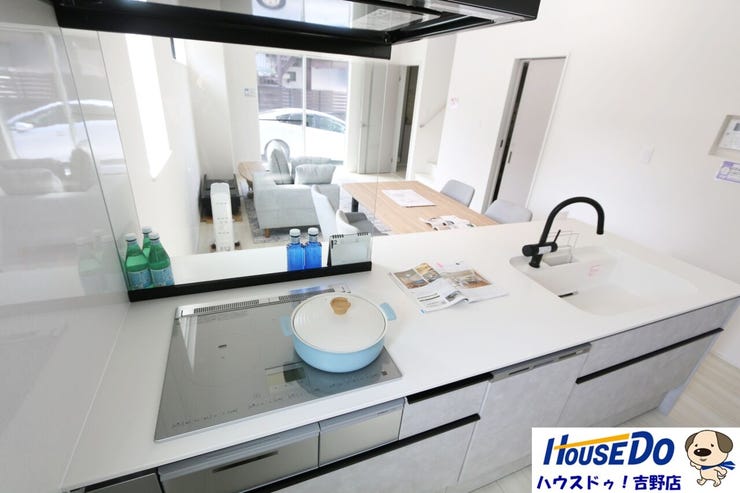 【システムキッチン】調理器具や調味料などがすっぽり収まり、出し入れも簡単なスライド収納となっています。