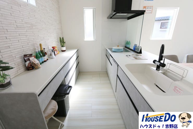 【システムキッチン】調理器具や調味料などがすっぽり収まり、出し入れも簡単なスライド収納となっています。