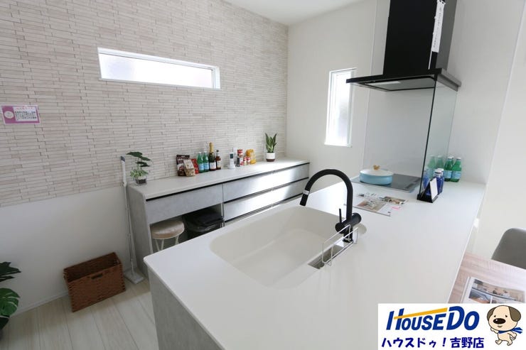 対面式キッチンなので、料理中でも子どもの様子を見ることができたり、リビングにいる家族とコミュニケーションがとれたり、テレビを見ながら料理ができますね♪