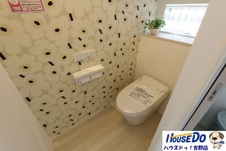 1階トイレ。タンクレストイレなので水道代の節約になります♪