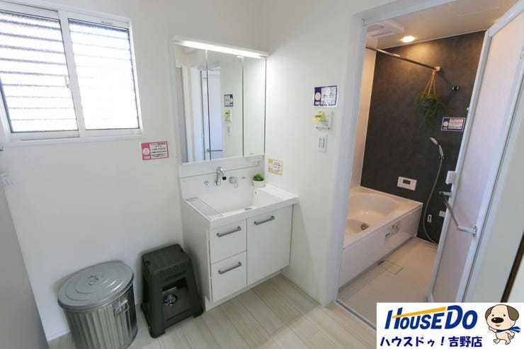 鏡の裏は収納スペースになっていますので、機能性・収納力に優れた洗面台です♪