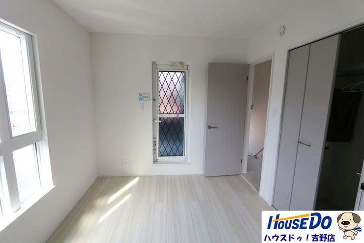 2階洋室6帖。バルコニー付き。