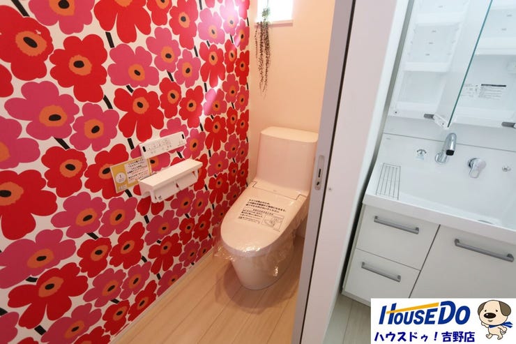 2階トイレ。温水洗浄便座付きのトイレは快適で、いつも清潔に保たれます。