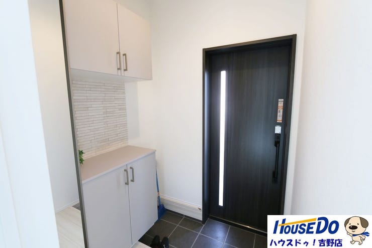 玄関収納。家族全員の靴も収納でき、いつも玄関をスッキリ片付けられますね。