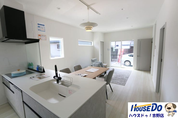 対面式キッチンなので、料理中でも子どもの様子を見ることができたり、リビングにいる家族とコミュニケーションがとれたり、テレビを見ながら料理ができますね♪