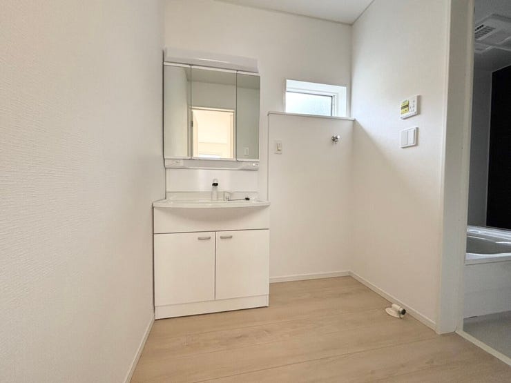 窓のある洗面室。
自然光が入り、明るく清潔感のある空間です。