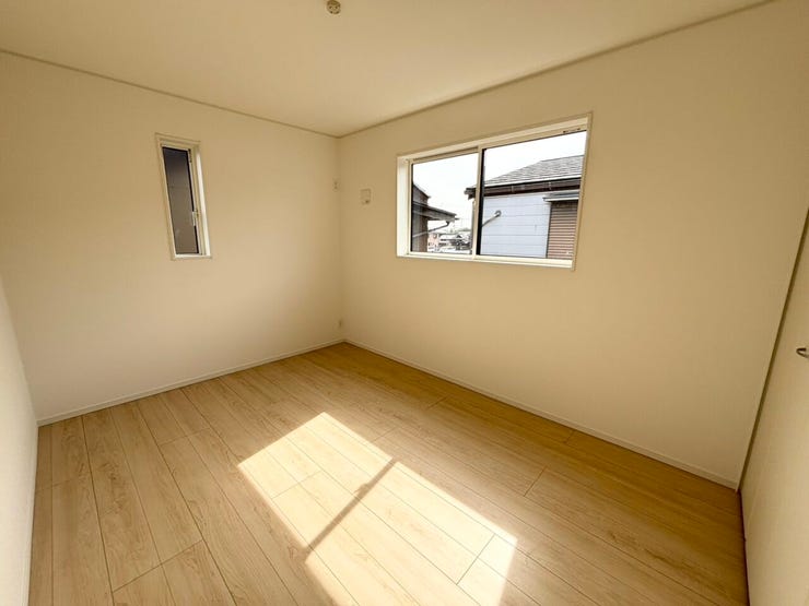 2階 洋室(6帖)
6帖の洋室。
ベッドやデスクを配置しやすい、使い勝手の良い広さ☆