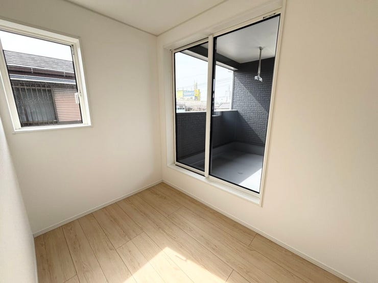 2階 サンルーム(3帖)
明るい3帖のサンルーム。
物干しスペースとしてはもちろん、趣味やくつろぎ空間としても活用できます☆