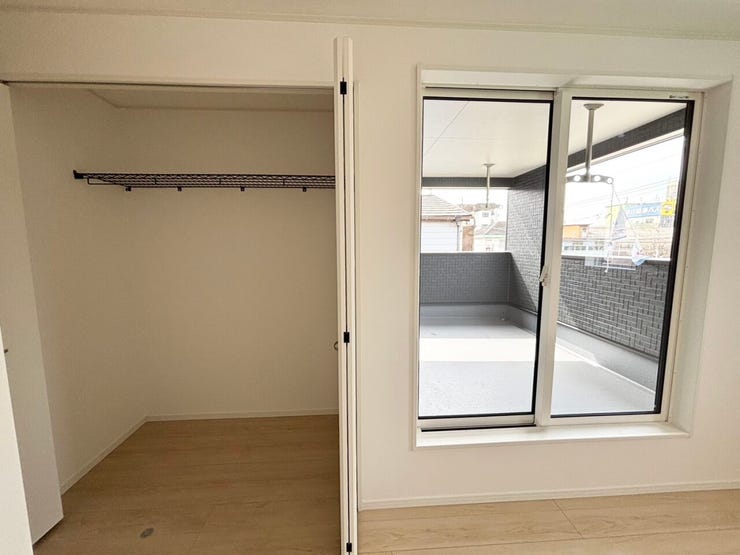 2階 洋室(6.5帖)
奥行きのある収納付きで、衣類や季節物もしっかり収まります。