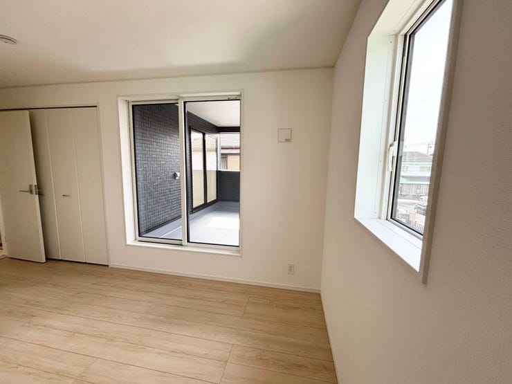 2階 洋室(6.5帖)
ベッドやデスクも配置しやすく、収納付きでお部屋をすっきり保てます。2面採光で明るさも確保。