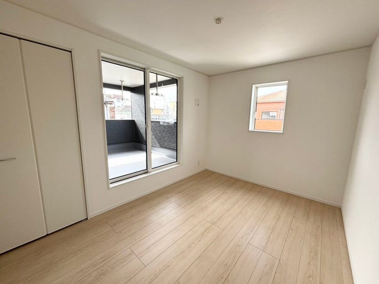 2階 洋室(6.5帖)
ゆとりある6.5帖の洋室。
バルコニーに面し、2面採光で明るい空間です。収納も備えています。