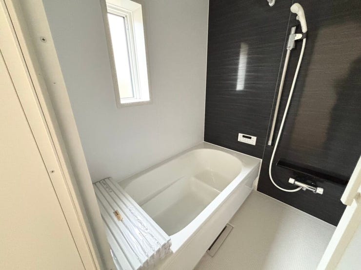 浴室に窓を設置。
湿気がこもりにくく、換気もしやすいです♪