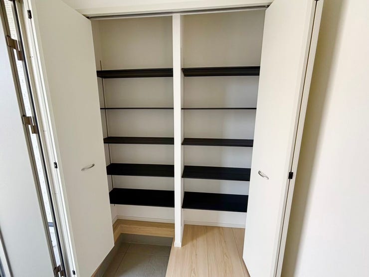 収納力のあるシューズクローゼット付き玄関。
ご家族分の靴もしっかり収まります。