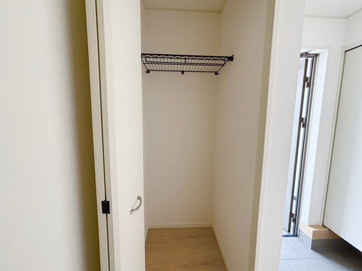 1階 玄関ホール 収納
アウトドア用品やゴルフバッグ、日用品やストック品など収納できます♪