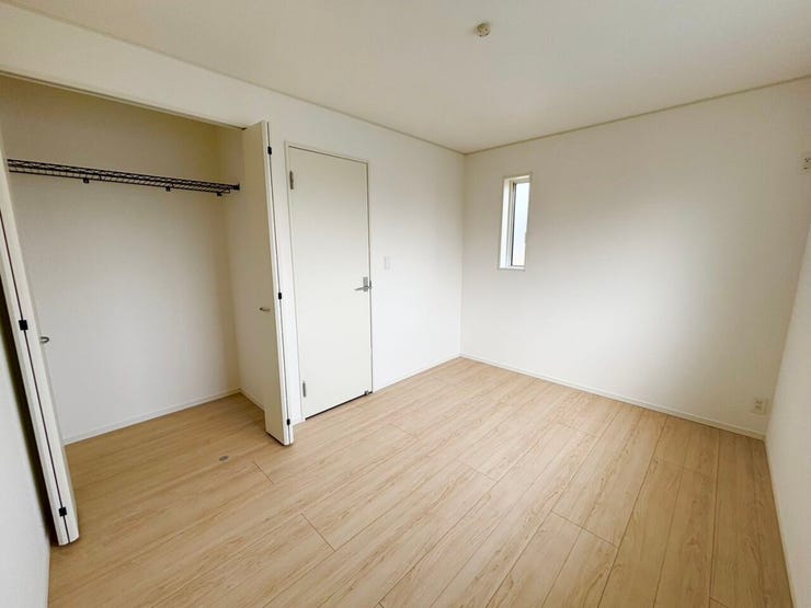 2階 洋室(6帖)
落ち着いた雰囲気の6帖洋室。
心地よく過ごせるプライベート空間です。