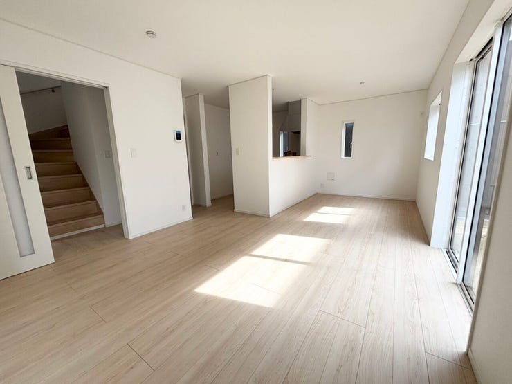 光に包まれる明るいリビング。
家具を置いても圧迫感がなく、ゆったりとくつろげる16帖のリビング。