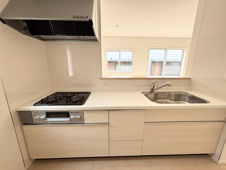 開放感のある対面キッチン。
リビングを見渡しながらお料理が楽しめます♪