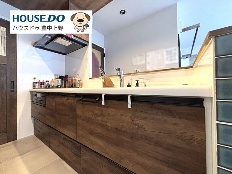 木目調が目を引くシステムキッチン!作業台やシンクも十分広さが確保されています!