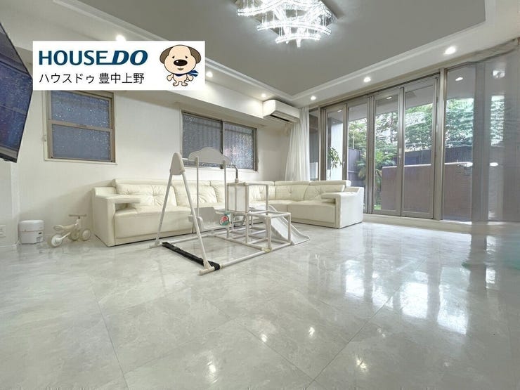 1階に位置する約24.4帖の広々LDK!南向きバルコニーから専用庭へと続いております。言うことなしのお住まいです!