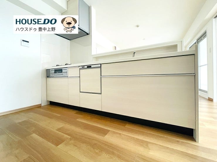 室内リノベーション時に壁付キッチンから新規交換された、室内が見渡しやすい&使いやすいカウンタータイプのシステムキッチン!品のある色合いで、食洗機も完備されています!