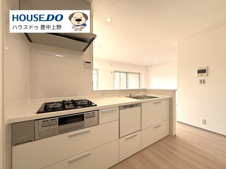 白を基調とした清潔感のあるシステムキッチン!嬉しい設備も整っています!カウンタータイプでリビングにも目が行き届くのも嬉しいポイント♪