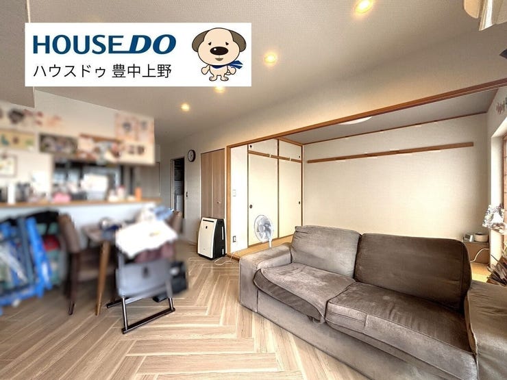 約12.9帖のLDK♪南向きバルコニーに面しているため、太陽の差しが差し込み明るい室内です♪隣接する和室の扉を全開にしていただきリビングと一体で使用いただくと更に開放的で広々使っていただけます!