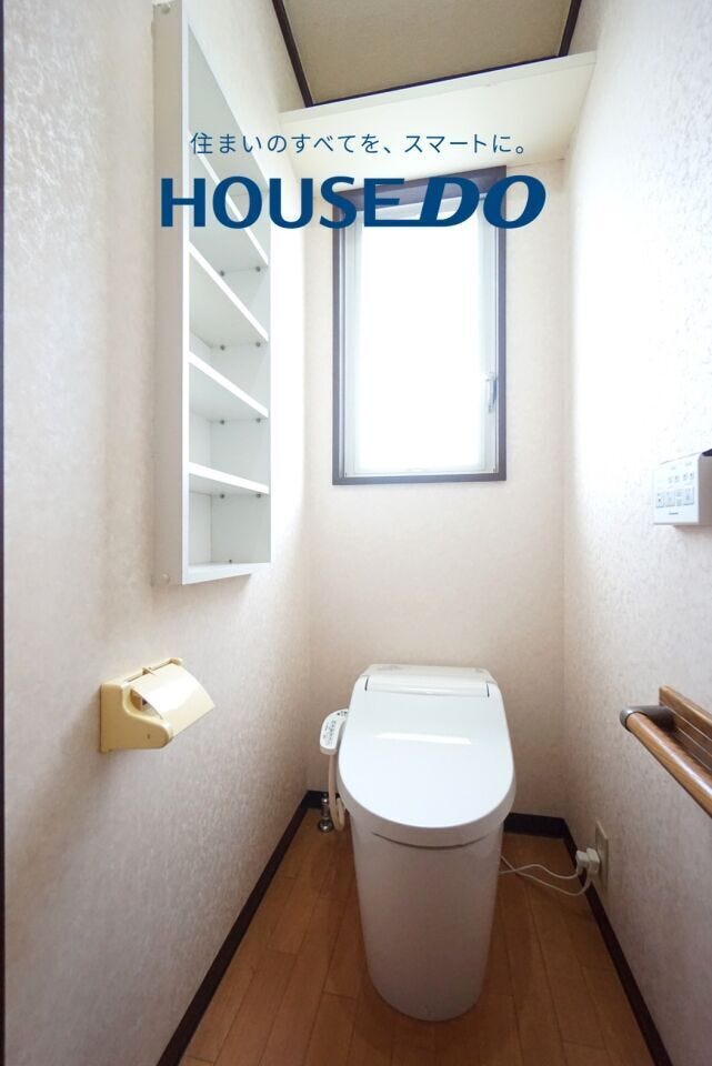 お手入れしやすいタンクレストイレ♪背面に窓があるので、光を沢山取り入れることのできる明るいトイレになっております!