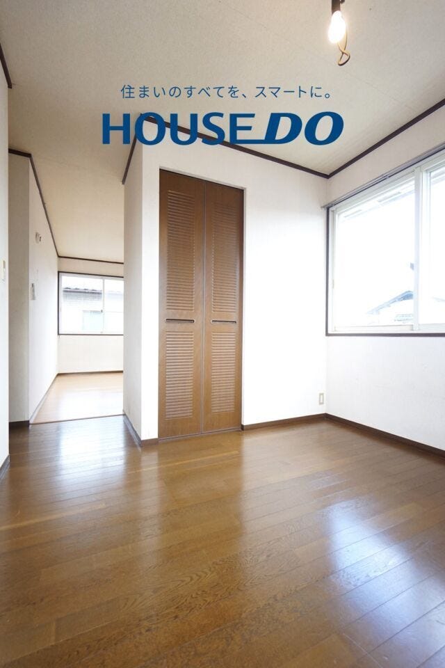 2階にございます洋室♪2面採光でお部屋の隅々まで明るい印象の居室。おひさまの光を、爽やかな風をたっぷりと取り込めます♪