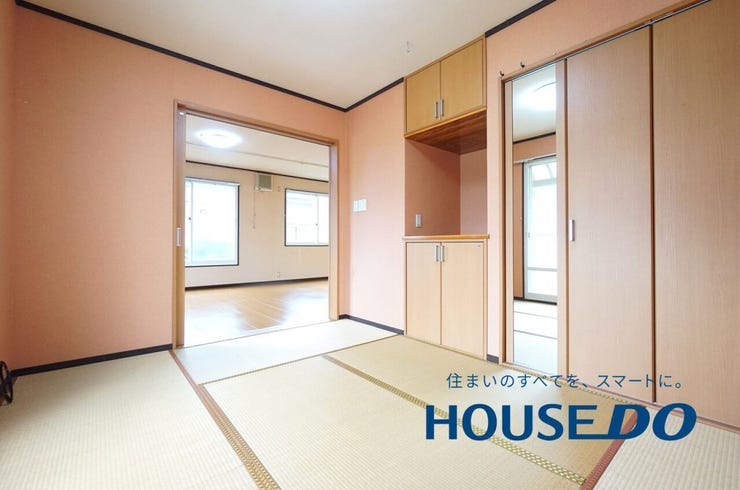 リビング横にございます和室♪和室は有るだけでも落ち着く空間ですが、 「家族団らん」 「来客時の客間」 等々多目的なスペースとして活用出来る便利な空間です。