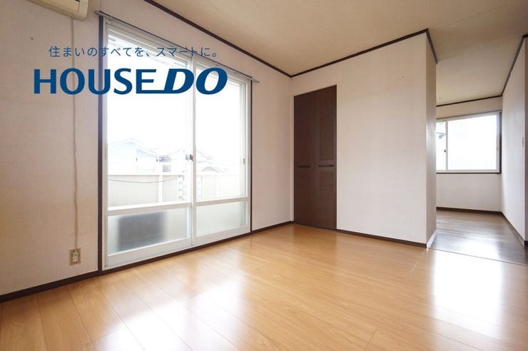 2階にございます洋室♪2面採光でお部屋の隅々まで明るい印象の居室。おひさまの光を、爽やかな風をたっぷりと取り込めます♪