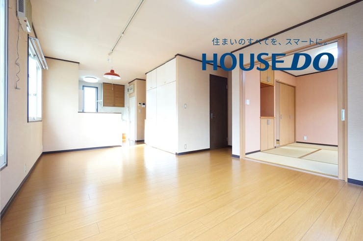 一日を通して暖かい陽の光が差し込むリビングは笑顔の絶えない大切な家族団らんのひと時をお過ごしいただけます。