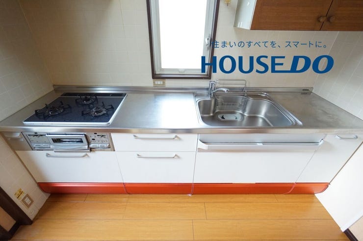 壁付けキッチンで、お部屋のスペースを無駄なく活用できます♪サイズと動線は主婦目線で確認してください♪三口コンログリル付きとなっております!