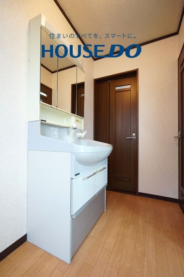 脱衣スペースを含む洗面室となっております♪